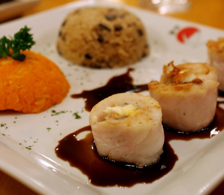 Namorado recheado com shitake e cream cheese acompanhado purê de cenoura com alho poró e arroz de shimeji