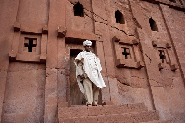 Um sacerdote desce as escadas de Bet Abba Libanos. A igreja teria sido construída em apenas uma noite, graças à ajuda de anjos, em homenagem à Meskel Kebra, esposa do rei Lalibela. © Mikael Castro