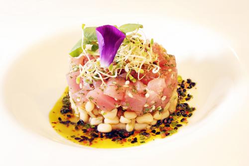 Salada de feijão manteiguinha com óleo de pequi e tartare de atum