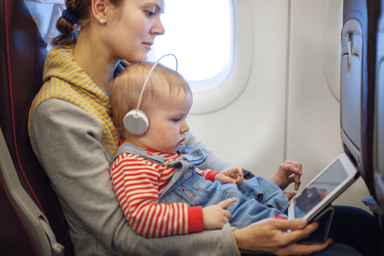 avião com crianças