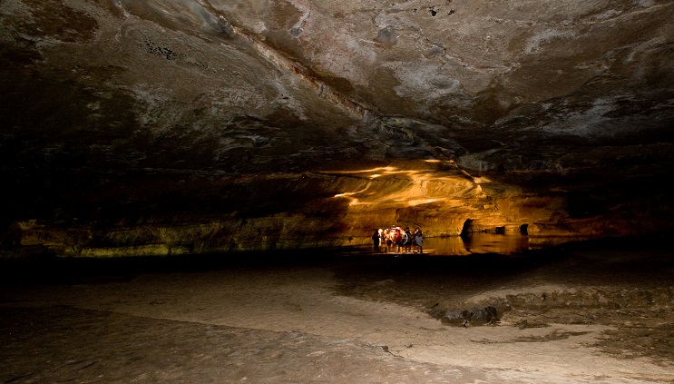 O Parque Nacional da Chapada dos Guimarães assenta-se sobre um trecho dos planaltos divisores entre as bacias dos rios da Prata e Amazonas. Distante apenas 67 km de Cuiabá e próximo também da cidade de Chapada dos Guimarães, é considerada centro geodésico da América do Sul. Sua rede de drenagem abriga as cabeceiras de diversos rios importantes para a planície cuiabana. Chapada dos Guimarães (MT). Foto: Beto Garavello *** Local Caption *** * prazo indeterminado