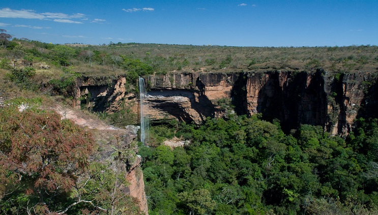 Cartão postal da Chapada de Guimarães, a cachoeira Véu da Noiva é formada pelo rio Coxipó, com 86m de queda livre, é o principal ponto de visitação do Parque Nacional. Além da cachoeira, o vale e as escarpas do morro, aumentam a beleza do local. A cachoeira pode ser observada a partir de um mirante próximo à administração do parque, ou por baixo, através de uma trilha íngreme, que só pode ser feita com autorização do Ibama. Os paredões de arenito, cânions e cachoeiras da chapada formam um belíssimo contraste à planície do Pantanal. Chapada dos Guimarães (MT). Foto: Beto Garavello *** Local Caption *** * prazo indeterminado