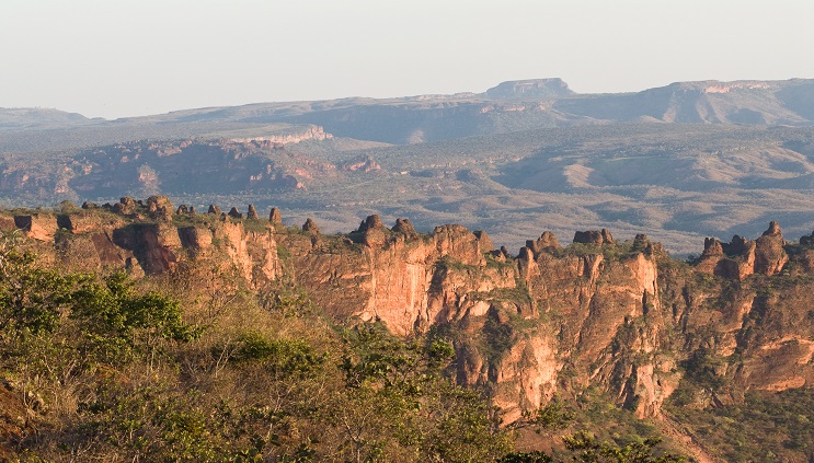 O Parque Nacional da Chapada dos Guimarães assenta-se sobre um trecho dos planaltos divisores entre as bacias dos rios da Prata e Amazonas. Distante apenas 67 km de Cuiabá e próximo também da cidade de Chapada dos Guimarães, é considerada centro geodésico da América do Sul. Sua rede de drenagem abriga as cabeceiras de diversos rios importantes para a planície cuiabana. Chapada dos Guimarães (MT). Foto: Beto Garavello *** Local Caption *** * prazo indeterminado