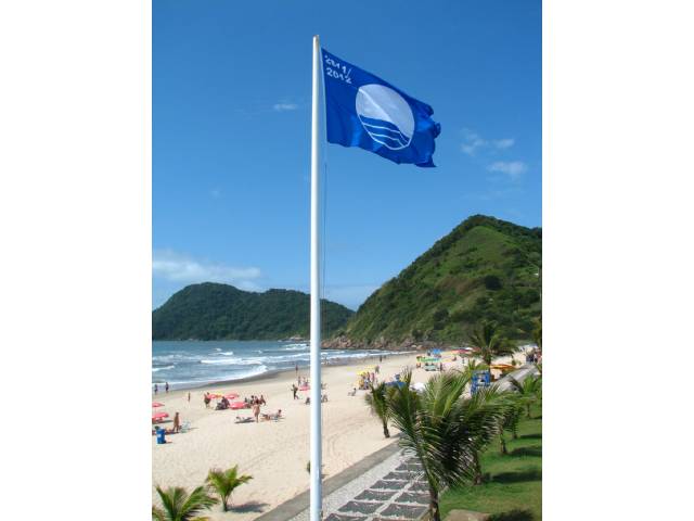 A Bandeira Azul na praia do Tombo, Guarujá-SP Autor Leana Bernardi-IAR