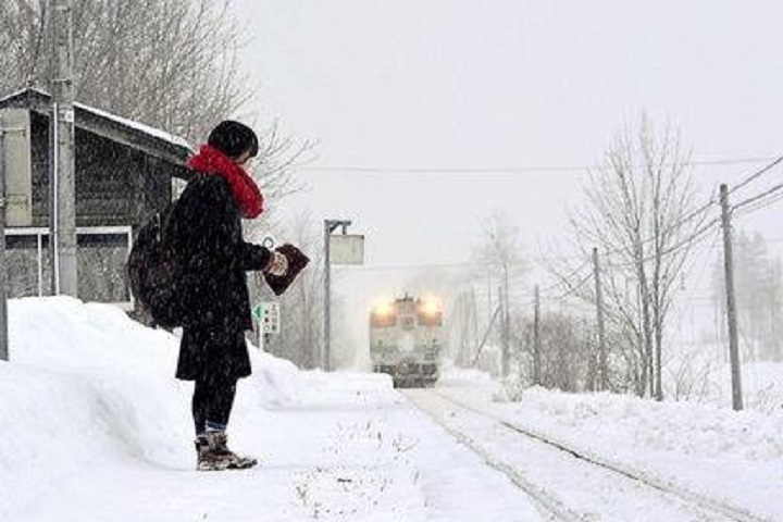 A Estação de Kami-Shirataki, em Hokkaido, Japão, é visitada por um trem duas vezes por dia, uma da manhã e uma a tarde.