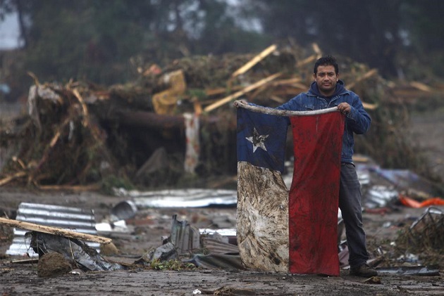 A bandeira foi encontrada por, Bruno Sandoval, e exibida como sinal de orgulho e esperança dos chilenos na recuperação após a tragédia.