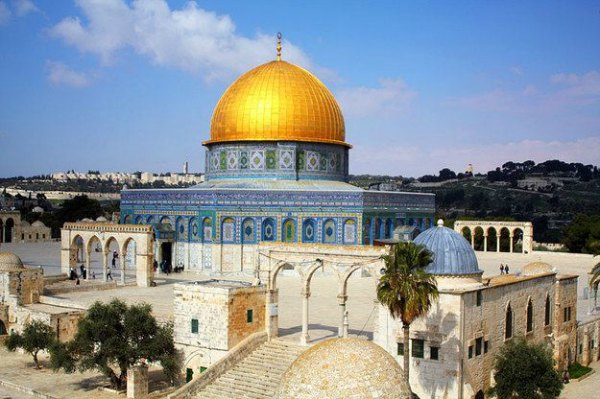 O Monte do Templo, venerado por judeus, cristãos e muçulmanos. A mesquita Al Aqsa é um dos lugares sagrados mais importantes do mundo para os muçulmanos, como acredita-se ser o lugar onde o profeta Maomé ascendeu ao céu.