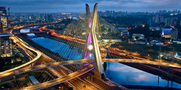 A ponte Octávio Frias de Oliveira é uma ponte estaiada localizada em São Paulo e já é um dos simbolos da cidade.