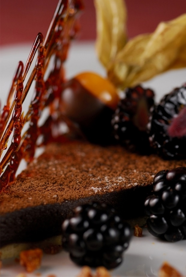 A “Reine de Sabá”, é uma homenagem à Rainha de Sabá, preparada com amêndoas em pó e chocolate