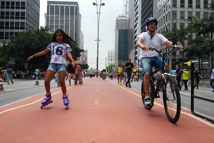Movimento de ciclistas e pedestres na avenida Paulista, na tarde de domingo. Foto: André Tambucci/Fotos Públicas