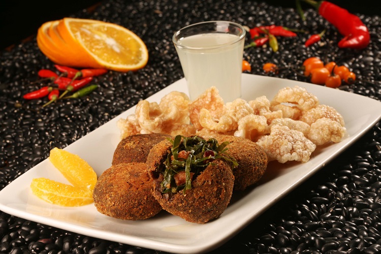 Aconchego-Carioca_bolinho-de-feijoada_crédito-Berg-Silva