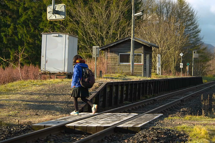 Adolescente, Kana, pega o serviço na estação às 7h04 todos os dias e retorna pontualmente às 17h08