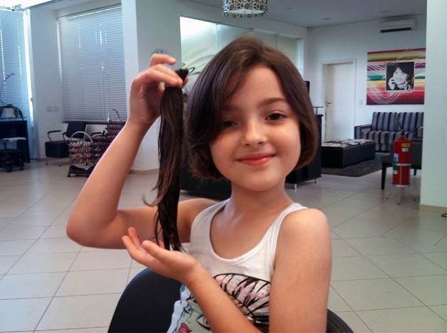 Alice Sanches, de apenas 6 anos, já pratica atitudes de solidariedade, como a doação de seu longo cabelo para a confecção de perucas. Foto: Hospital do Câncer 