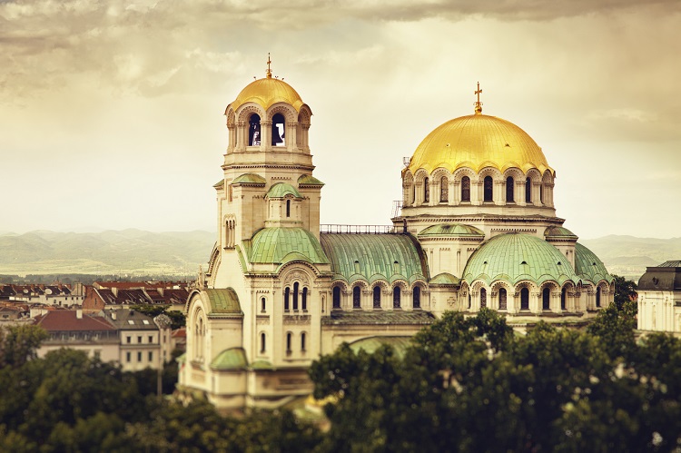as-cupulas-da-catedral-alexander-nevsky-brilham-sob-o-sol-do-inverno-bulgaro