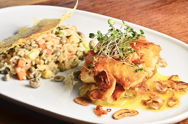 Bacalhau ao forno com cebolas e alho crocante com cremoso baiãi-de-dois_...