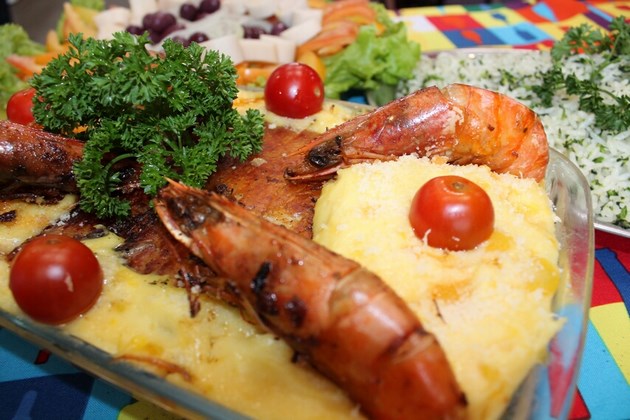 Bacalhau à moda Corujão - Lombo de bacalhau, purê de baroa com catupiry e parmesão, camarão V.G., arroz de brócolis, salada de palmito com alface, cebola e azeitonas.