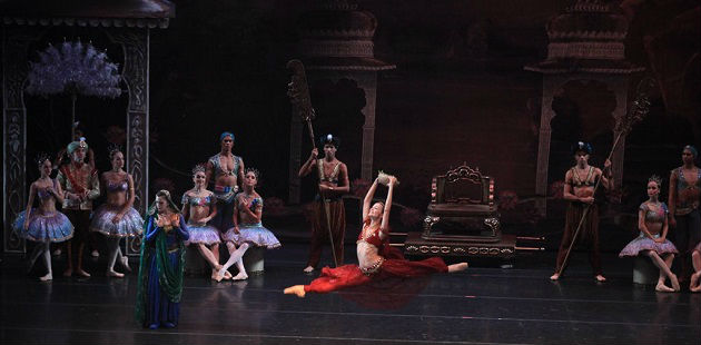 Ballet "La Bayadère" com o Ballet e Orquestra Sinfônica do Theatro Municipal - no centro da foto, a primeira bailarina do TM, Márcia Jaqueline, no papel de Nikiya