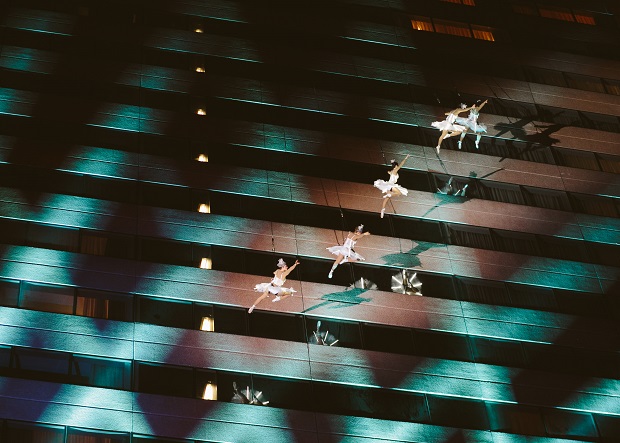Ballet vertical na fachada do hotel Pullman