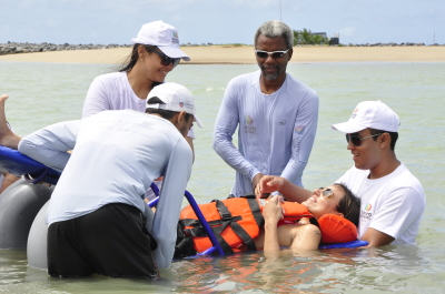 Banho Assistido_Praia Sem Barreias Olinda_Crédito Paloma Amorim