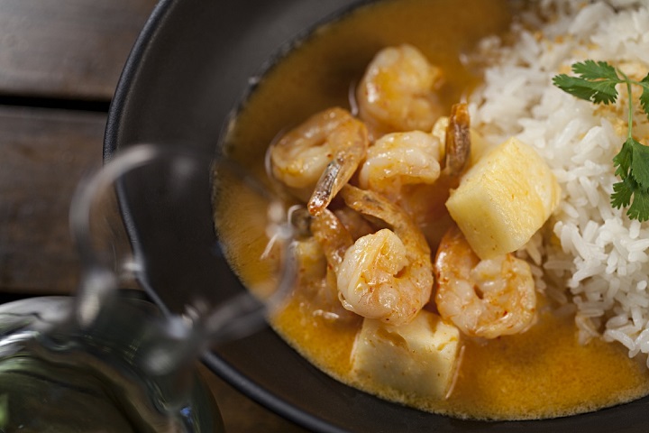 Curry Tailandes de Camarão e Abacaxi com Arroz basmati. Foto: Rodrigo Azevedo