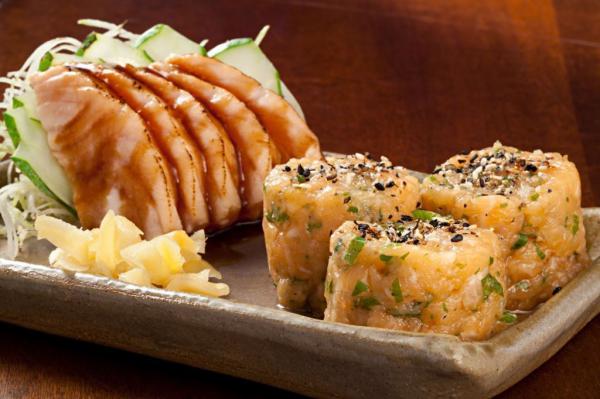 Bar do Lado_Dupla de salmÃ£o sashimi de salmÃ£o chamuscado, tartare de sal...