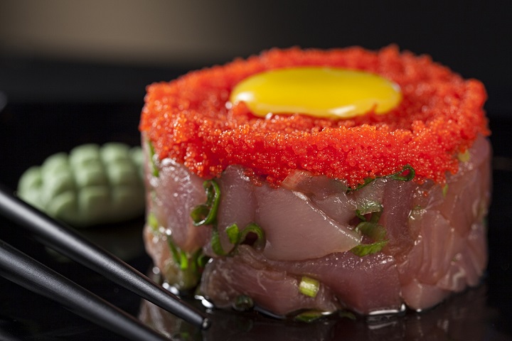 Tartar de atum com ovas. Foto: Rodrigo Azevedo