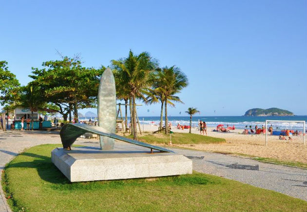 A homenagem aos surfistas fica bem pertinho da famosa barraca do Pepê