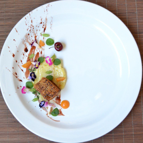 Barriga de porco, batata doce e redução de água de beterraba - Chef Adriano Vilhena