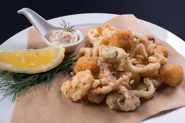 Bottega -Calamari - Lulas à dorê com legumes crocantes e molho tártaro