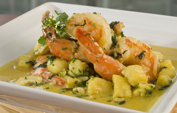 Brasileirinho - Nhoque de milho verde com camarão, espinafre, castanha de caju e molho de tucupi