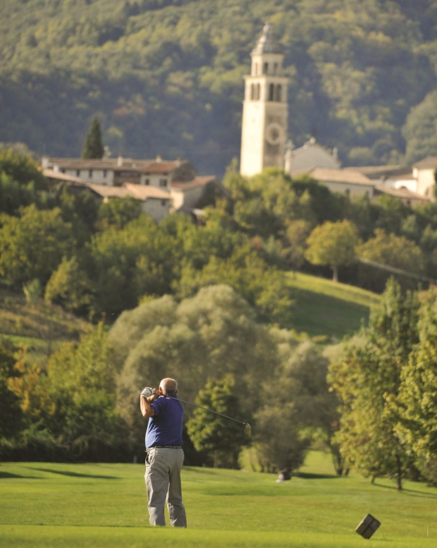 Campo de golfe em Treviso, no Vêneto, cercado de construções centenárias.
