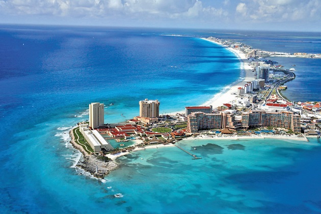 Cancún - Mar azul e areias brancas sob o sol do balneário mexicano