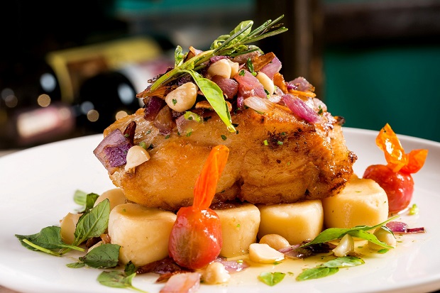 Carmelo Restaurante  - Lombo de bacalhau, molho provenÃ§al com macadamia ...