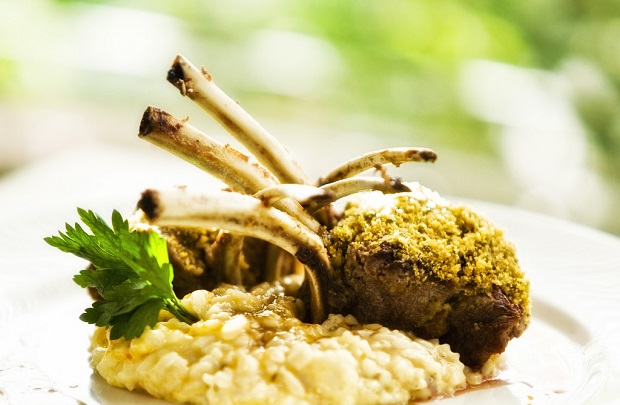 Carré de Cordeiro em Crosta de Ervas e Risoto de Parmesão - Prato da Boa Lembrança do Mingus - Foto: Rafa Medeiros