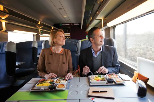 Casal almoça no TGV Lyria, que liga a França à Suíça_Crédito Rail Europe 500
