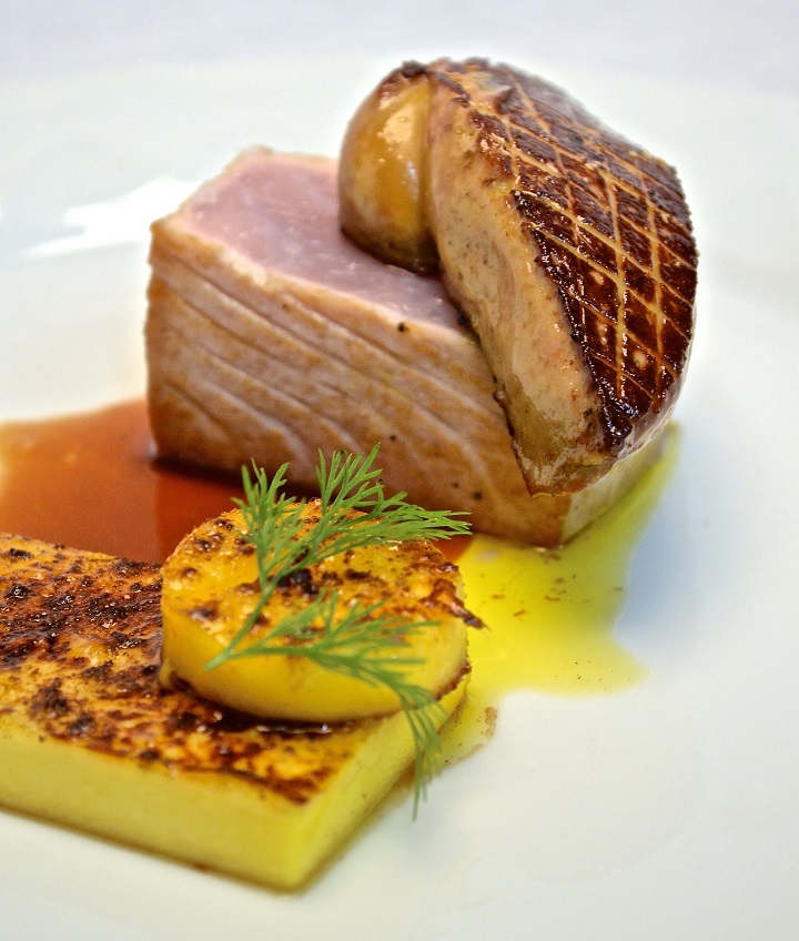 Pavê de atum levemente grelhado com manga, foie gras e redução de vinho Marsala