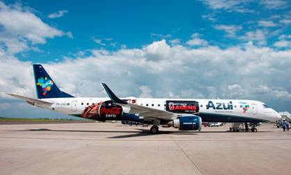 Avião da Azul ganhou um adesivo da Coca-Cola zero e voará promovendo a campanha pelos céus do Brasil durante seis meses