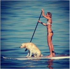 Com a companhia do labrador Polo, atleta de pólo aquático Cecília Canetti participa da competição, única no mundo na categoria