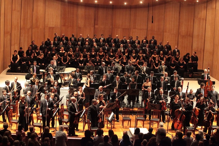 Coro e OSTM. Foto: Salvador Scofano