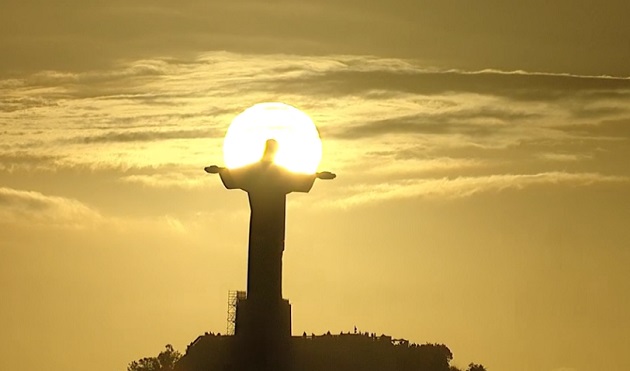 Imagem do pôr do sol atrás do Cristo Redentor transmitida a mais de 200 países por quase 250 canais diferentes pela FIFA na Final da Copa do Mundo.