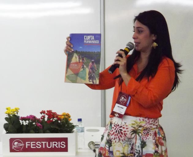 A diretora de Marketing da Empetur, Luciana Fernandes apresentando a revista  Curta Pernambuco.