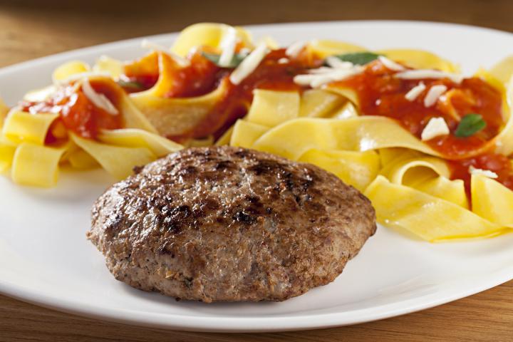Deli 43 Pavelka_Polpetone de carne e lingüiça recheada com mussarela , tomate e  manjericão, macarrão com molho de tomate_foto Rodrigo Azevedo (2)