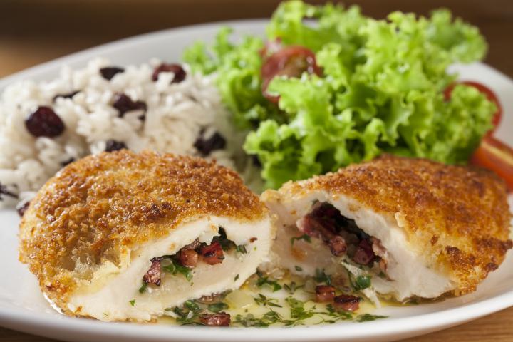 Deli 43 Pavelka_frango à Kiev (recheado com manteiga de ervas e empanado), arroz de passas e saladinha verde com tomate_foto Rodrigo Azevedo_ (1)