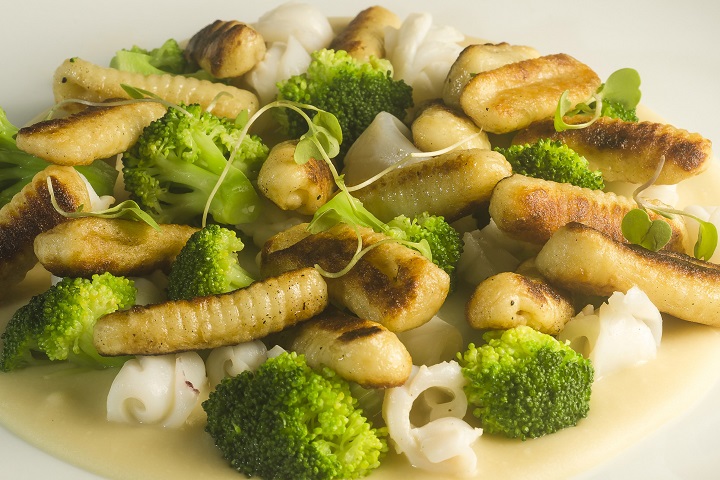 Duo - Gnocchi dourados com lulas e mexilhões sobre puré de favas brancas
