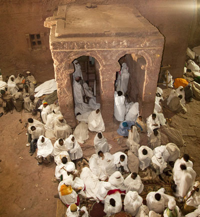 A Igreja de Santa Maria, toda esculpida na pedra, durante a Vigília do Sábado de Aleluia. © Haroldo Castro