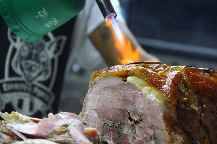 Sanduíche de porchetta – Corte de lombo costela e barriga desossados, temperado com ervas mediterrâneas, assado em forno lento por horas, servido no pão francês do Talho Café, com molho harissa. Foto: Naira Amorelli