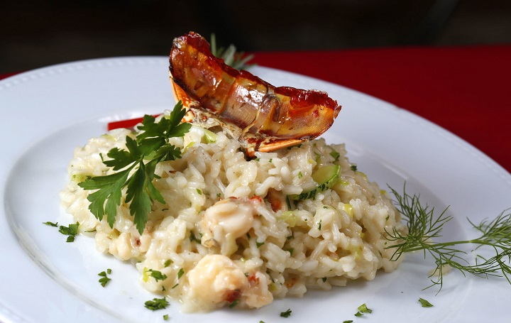 14º Festival Gastronômico de Búzios. Produção de Gil Castelo Branco. Parvati. Risoto de lagosta com aspargos. Arroz arbóreo, lagosta, calda de lagosta, alho poró e azeite. Maio de 2015. Fotos de Fabio Rossi