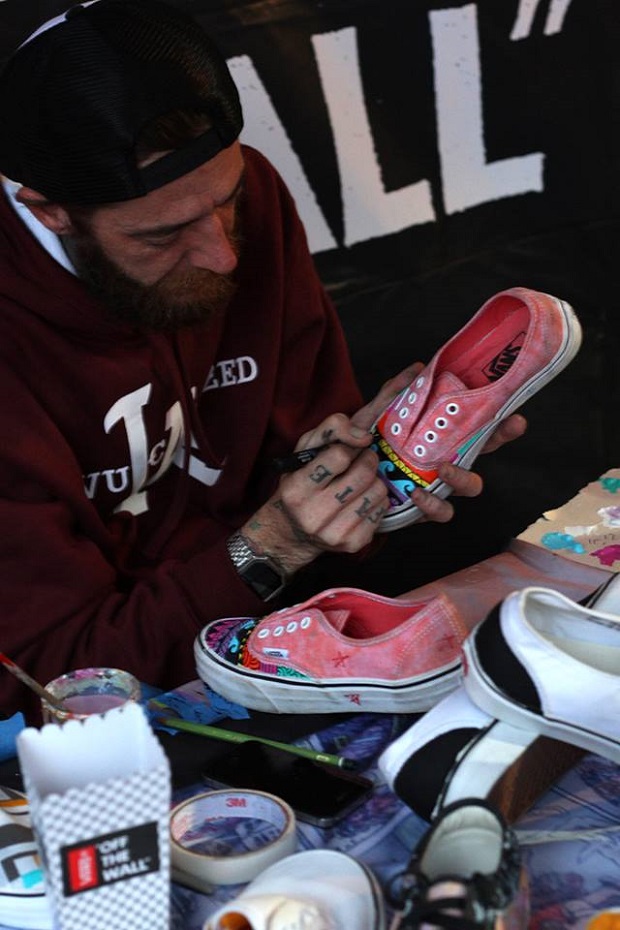 Flavio Sponton customizando os Vans novos da galera durante um evento.
