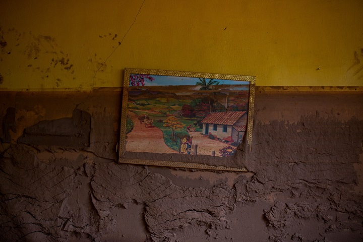 MARIANA, MG, BRASIL: 14 Novembro 2015: Destrocos da casa de Germano Nascimento, morador ha 40 anos do distrito Paracatu de Baixo que teve sua casa atingida por uma enxurrada de rejeitos minerais que atingiu a regiao. O distrito foi o segundo mais afetado, depois de Bento Rodrigues e tambem esta isolado pela defesa civil.  No dia 5 de novembro, uma barragem de rejeitos minerais da empresa Samarco (controlada pela Vale e pela anglo-australiana BHP) estourou, inundando de lama a regiao. (Fotos: Victor Moriyama/Greenpeace)