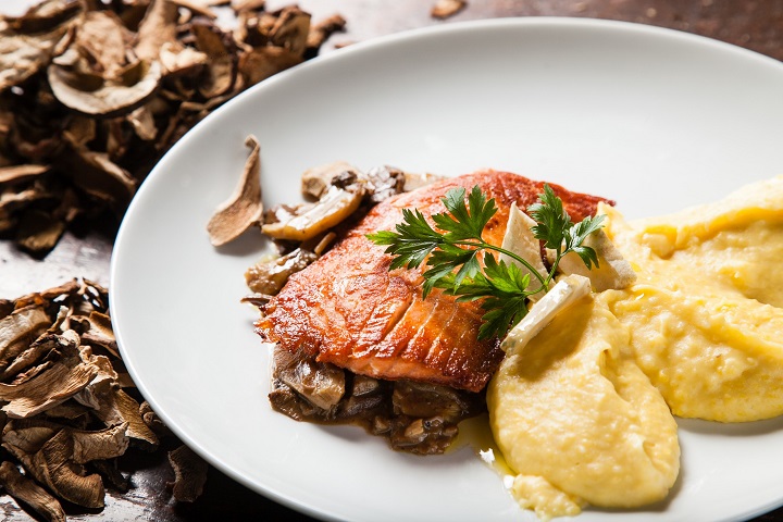 Filé de salmão com alcachofra, cogumelos e purê de batata baroa. Foto: Rodrigo Castro